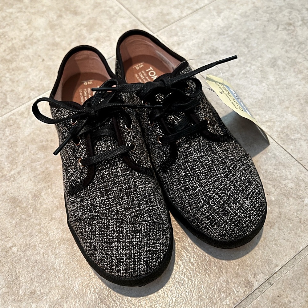 NWT TOMS Womens Paseo two-tone Woven Sneaker